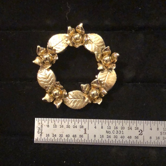 Gold Tone Wreath Brooch - Picture 4 of 4